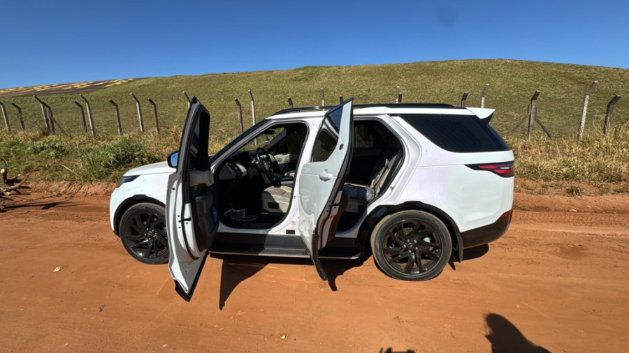 Bandidos armados invadem condomínio, fazem família refem e roubam Range Rover