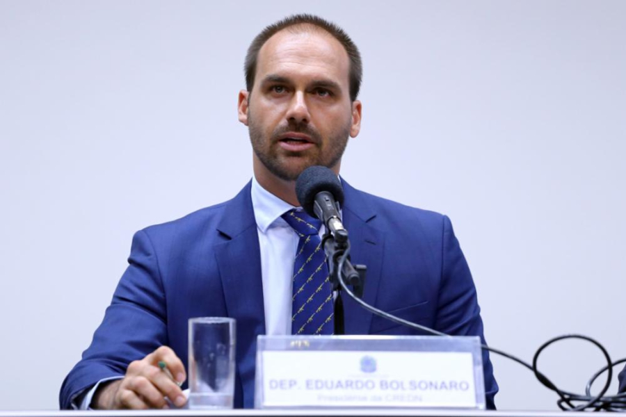 Moraes bloqueia contas de Eduardo Bolsonaro para tentar dificultar ações nos EUA