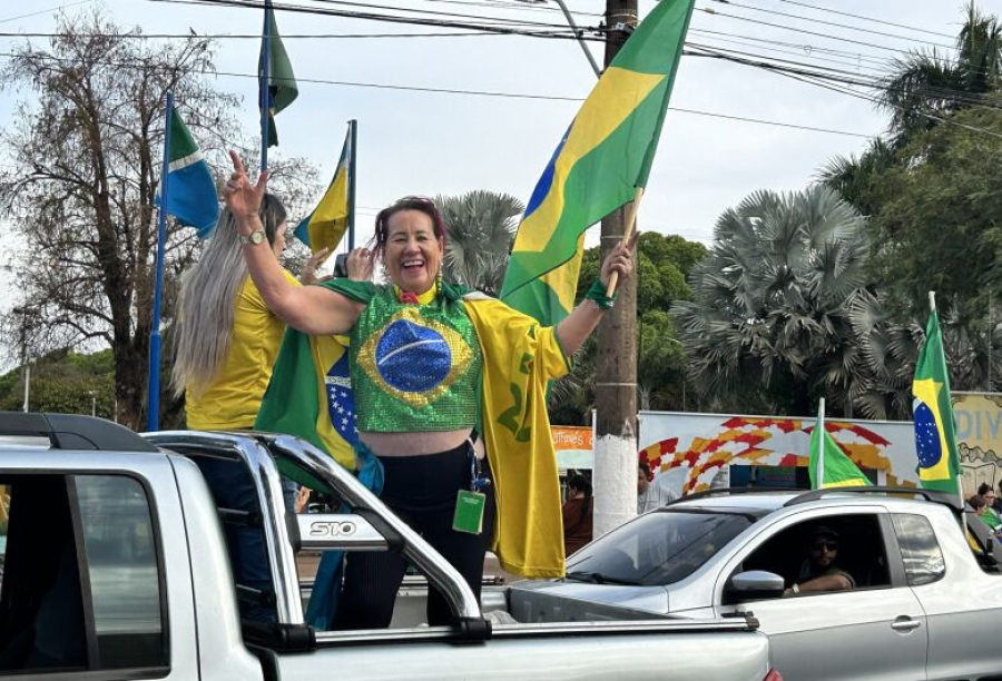 Douradenses fazem ato em apoio a Bolsonaro