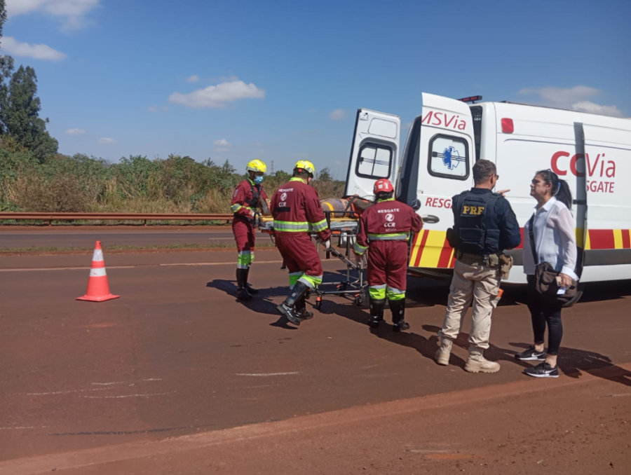 Jovem perde controle de moto e fica ferido após carretinha tombar na BR-163