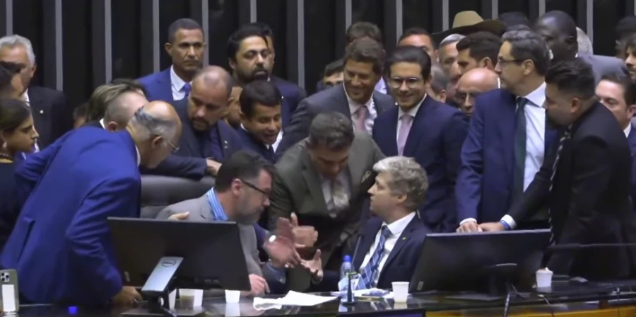 Motta envia pedido de afastamento de 15 deputados, entre eles Marcos Pollon e Camila Jara