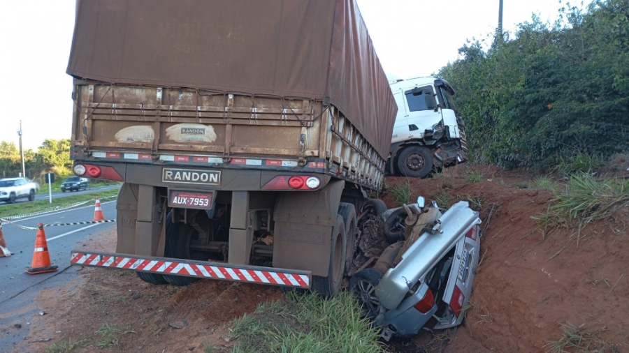 Parado sem combustível na beira de estrada, homem morre atropelado por caminhão