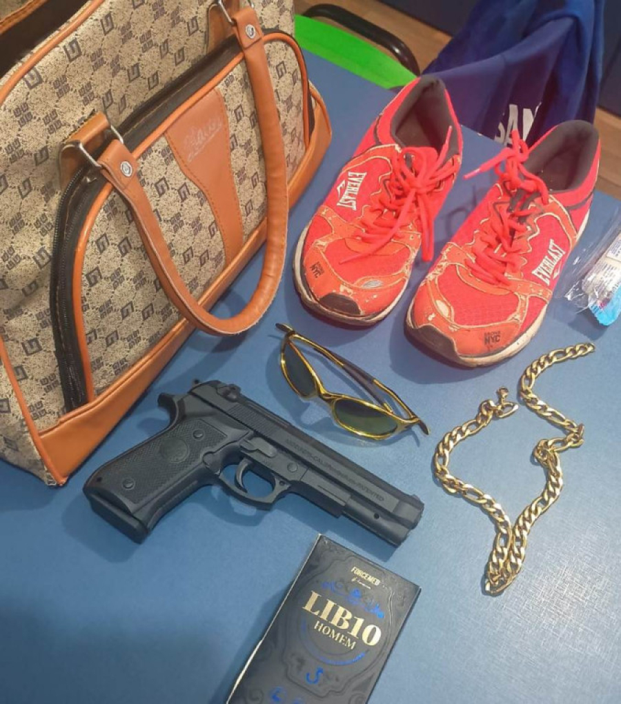 Usando tornozeleira, homem é preso após assaltar farmácia com arma falsa