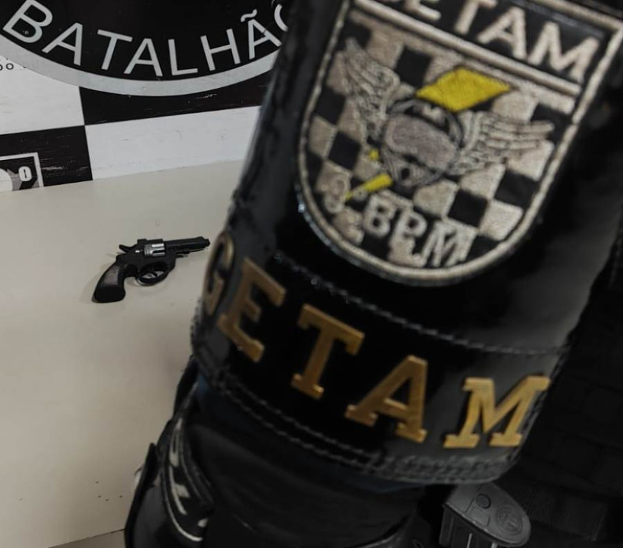 Usando tornozeleira, mulher trans é presa pela PM após assaltar adolescente em viaduto